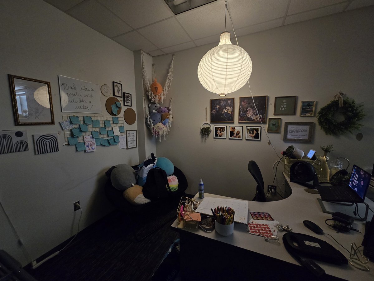 author_teseager's tweet image. it&apos;s not perfect, but we&apos;re FINALLY getting somewhere. stringlights? check. bulletin boards? so crooked. gallery wall? almost done. my collection of new book ideas? hung with care. vibes? on the road to becoming immaculate. 

only 25 more days until the students come back!!!