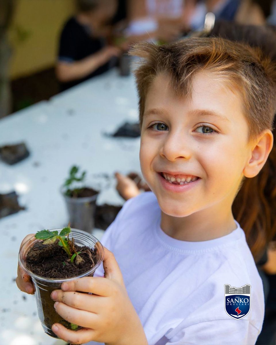 Okulumuzda, ana sınıfı öğrencilerimizin birinci sınıfa geçiş sürecini desteklemek için öğrencilerimizi, birinci sınıf öğretmenleriyle buluşturduk.

Oyunlar ve doğayla iç içe etkinliklerle öğrencilerimizin öğretmenleriyle tanışmalarını, güvenli bağlar kurmalarını ve birinci sınıfa