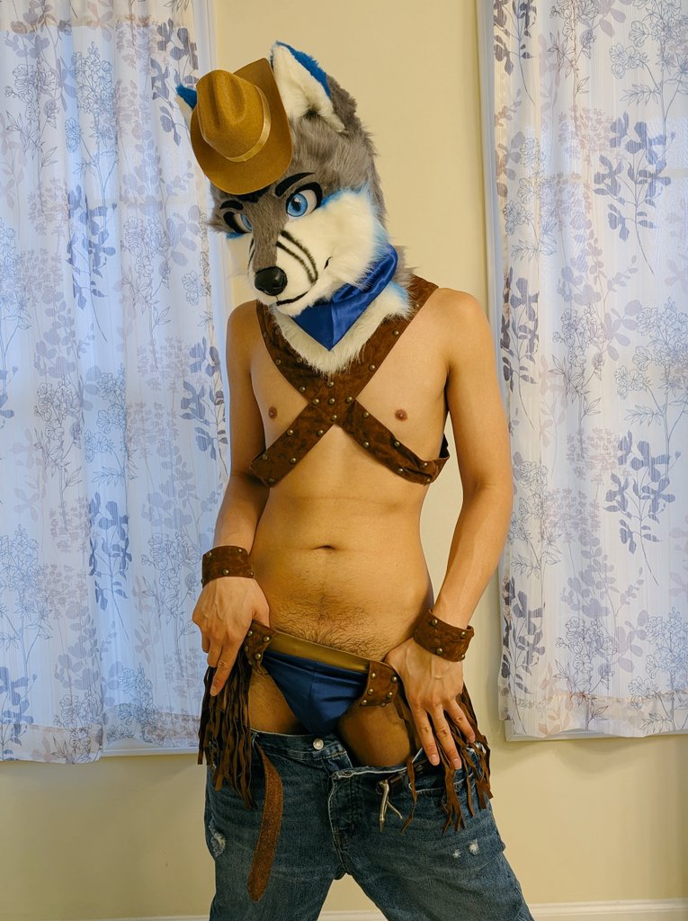 I'll be at AC from Friday afternoon til early Monday morning! I will bring my 1.0 head, as well as my new 2.0! It'll be my first solo con, and I mostly don't know what I'm heckin doing, so like, if you see me, say hi and steal this shy boi away or something, idk 😅