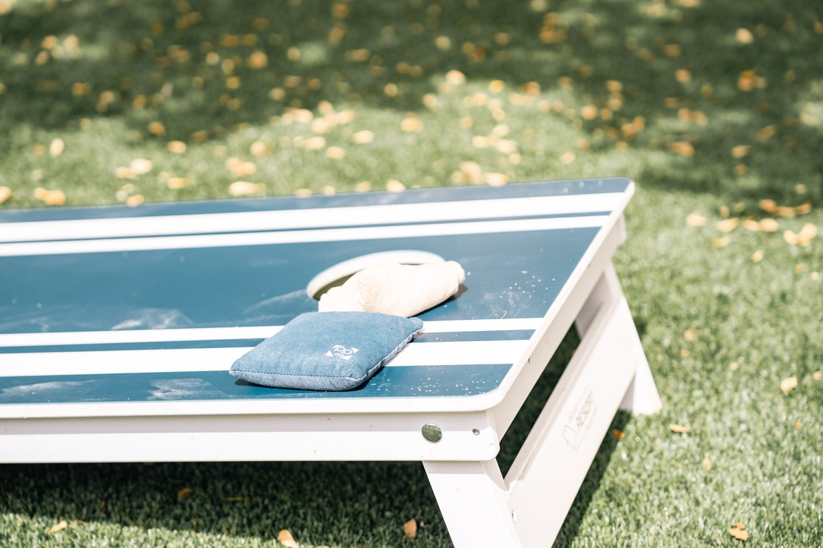 NewCollegeofFL's tweet image. Fun in 🌞 for New Student Days with some friendly cornhole competition.