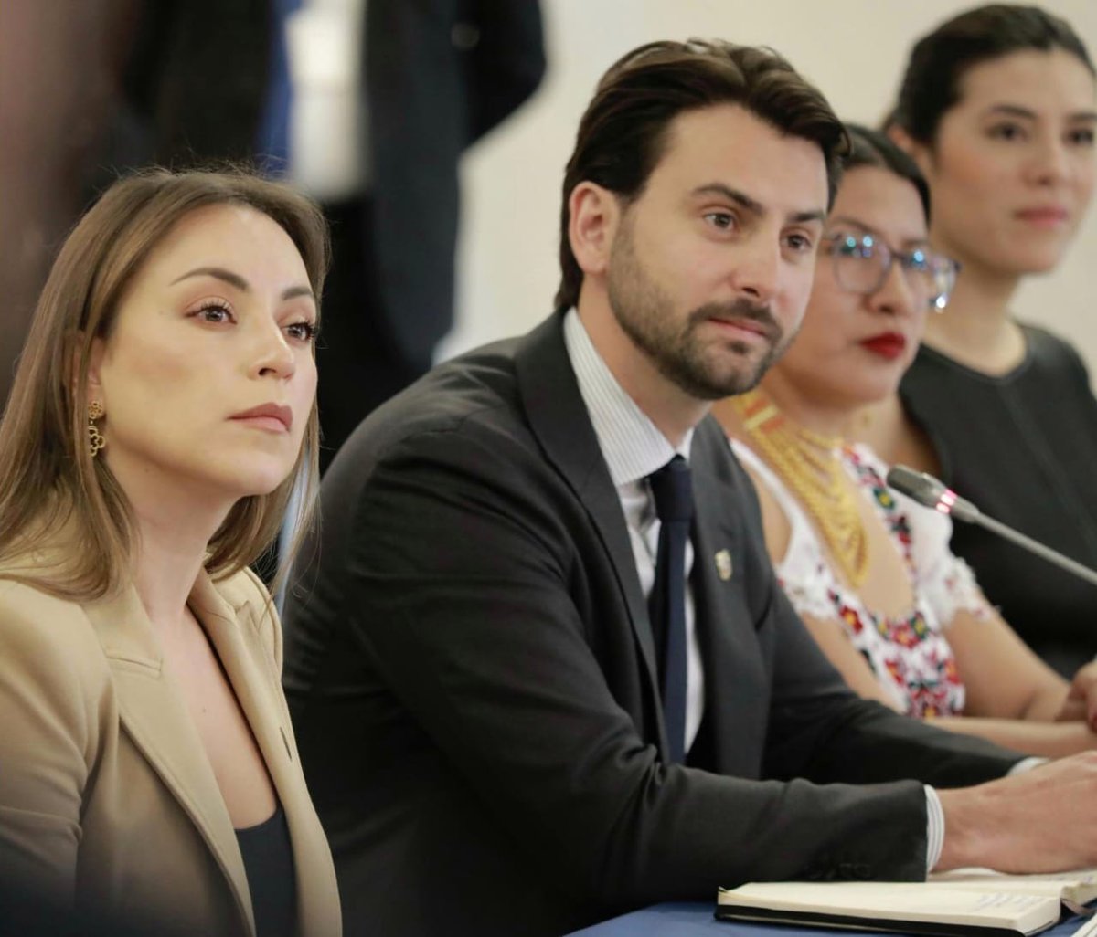 mishelmanchenok's tweet photo. 🔔 ¡Nueva Agenda Legislativa!
Hoy, como Primera Vicepresidenta de la Asamblea Nacional, acompañé al presidente #NielsOlsen en la presentación de la Agenda Parlamentaria 2025–2027: una hoja de ruta construida con visión, responsabilidad y compromiso con el Ecuador. 🇪🇨

📌 Ejes prioritarios:
1️⃣ Seguridad ciudadana
2️⃣ Desarrollo Social
3️⃣ Desarrollo Económico, Productivo y Sostenible
4️⃣ Infraestructura, Recursos Naturales y Medio Ambiente
5️⃣ Eficiencia del Estado y Lucha contra la Corrupción

🗒️ Esta agenda responde a lo que la ciudadanía demanda: vivir sin miedo, acceder a un empleo digno, confiar en las instituciones y proteger lo que es de todos.
¡Es momento de legislar de la mano de los ciudadanos y pensando en su futuro! 💜