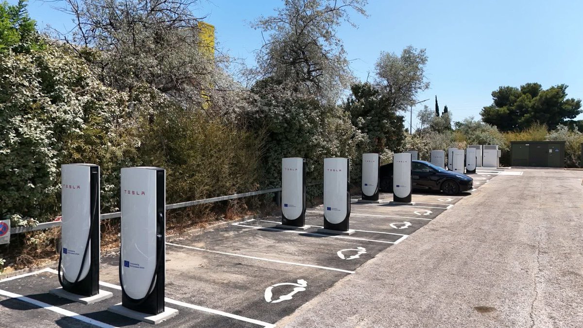 TeslaClubFrance's tweet image. ⚡⚠️ Nouveautés réseau Superchargeur 🇫🇷
🔌 Ouverture Vesoul (70)
📍 Parking Cinéma Majestic
8 V4 – 250 kW
🔌 Retrofit La Seyne-sur-Mer / Toulon (83)
📍 Parking Ibis Style
16 V4 – 250 kW
Accès ouvert à tous. Bonne recharge ! ⚡