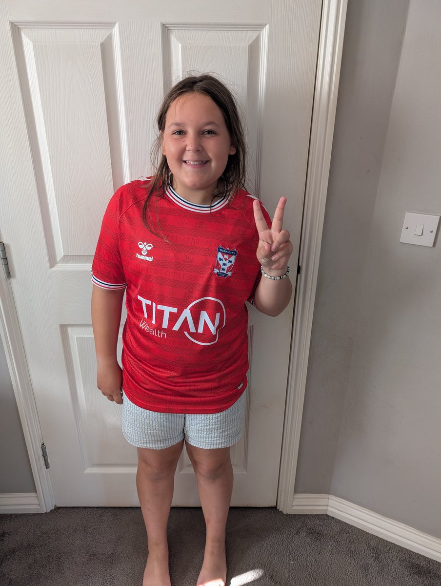 Lauren really happy with her surprise,her new York shirt she loves football 💙❤️ <a href="/deanycfc/">dean benson</a> <a href="/YorkCityFC/">York City FC</a>