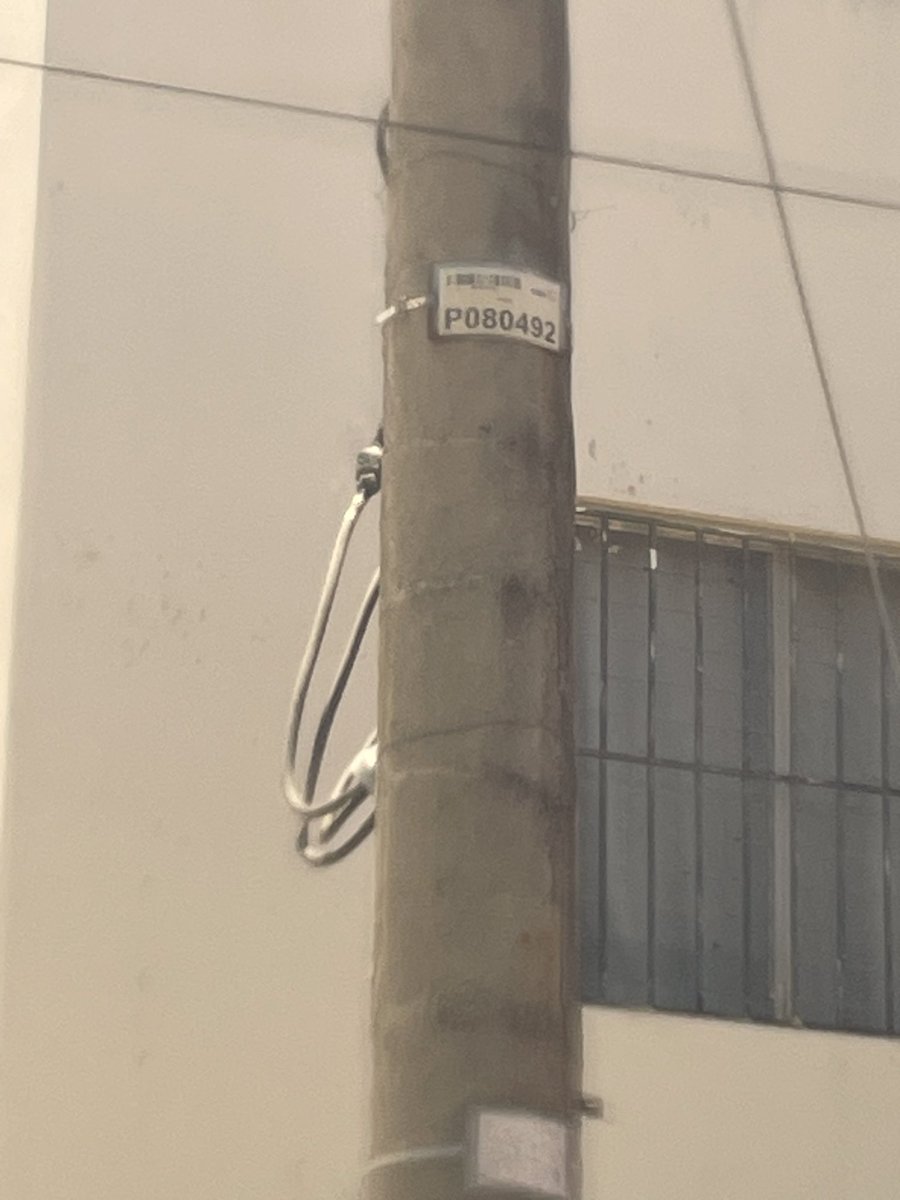 elsuazo's tweet photo. Si todos pudieran entrar la lámpara  en cada residencial @EdesurRD lo hicieran y dejan las calles a oscura. Los invito a pasar en las noches con @AlcaldiaDN @CarolinaMejiaG tenemos un parque hermoso y iluminado pero calles a oscuras. https://t.co/8jG7ZiJ2c9