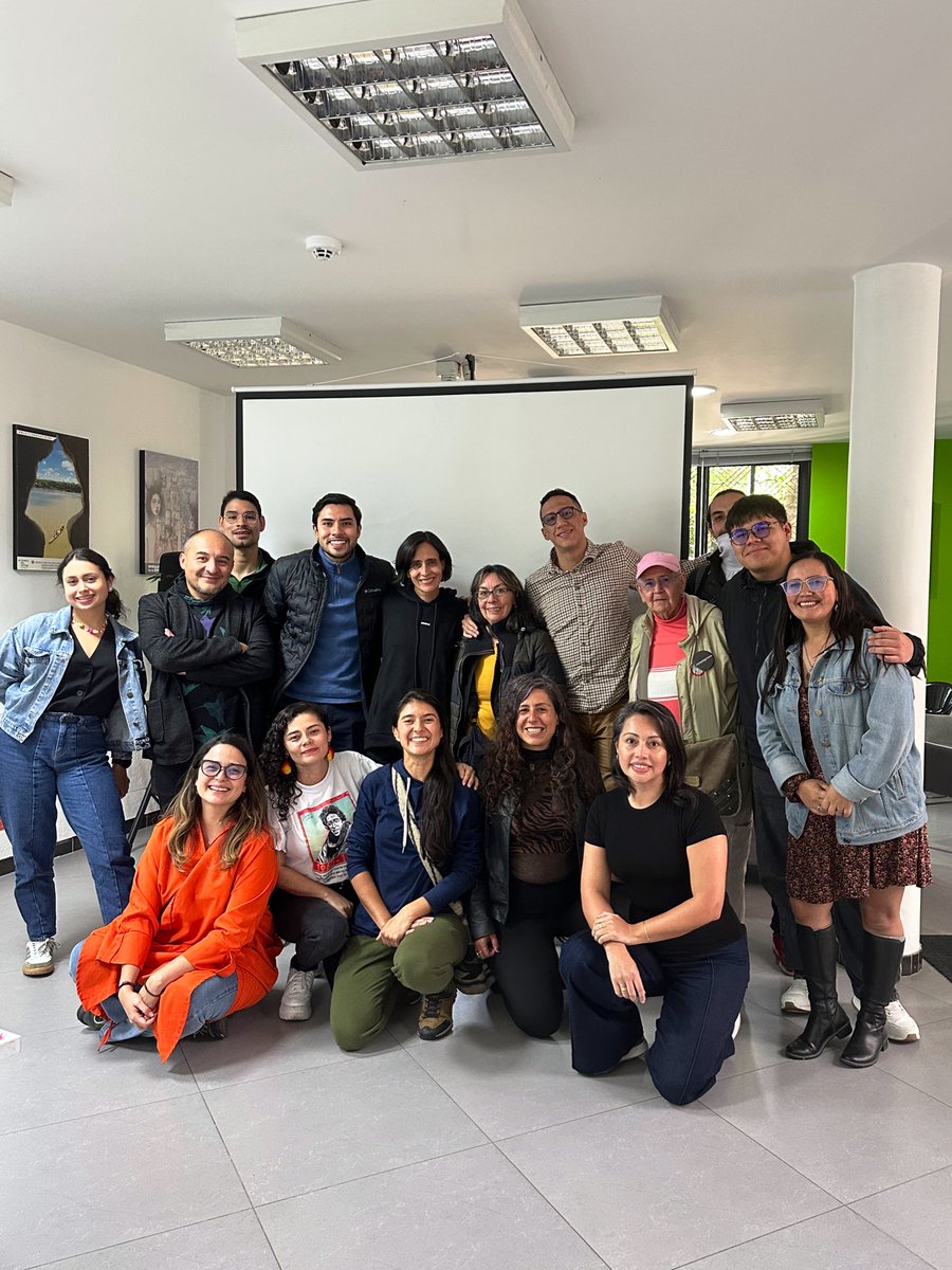 susanamuhamad's tweet photo. ¡Avanzamos en equipo para fortalecer la unidad progresista que defiende la vida, el ambiente y que #SiembraFuturo! Con liderazgos de Bogotá en diversos espacios estamos construyendo una agenda biocultural para unirnos en torno a una visión transformadora de país🇨🇴 ¡Seguimos!💚 https://t.co/jLRHTeyUQB