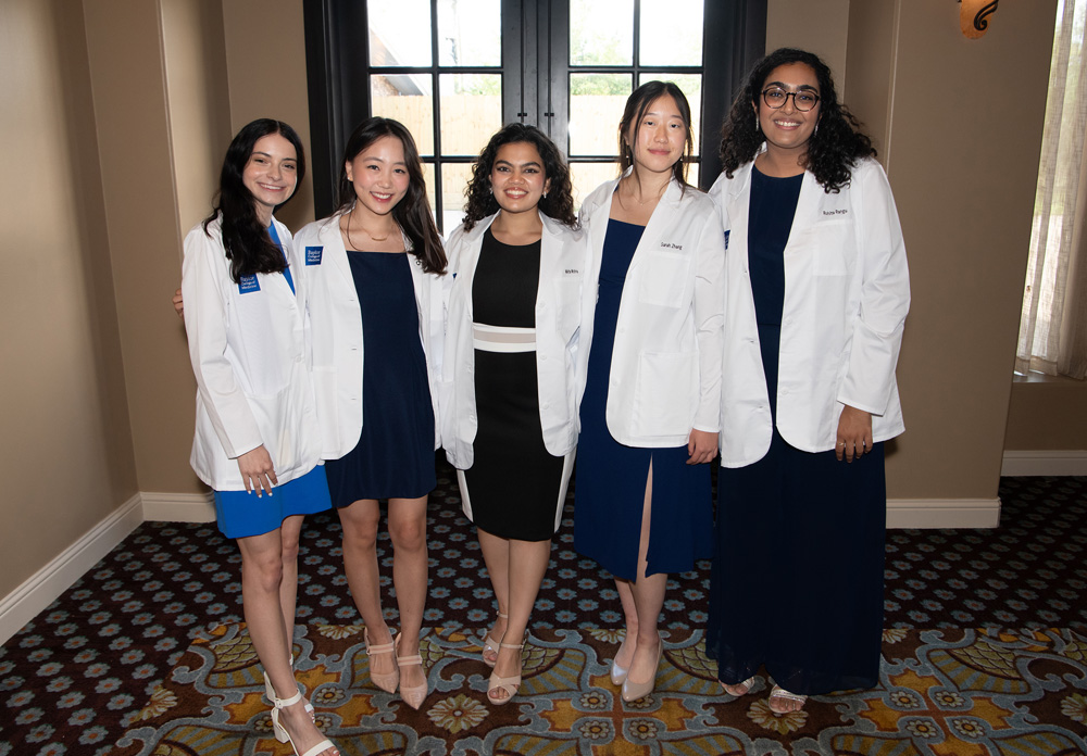 BCM_Alumni's tweet image. Your words can inspire the next generation of Baylor healers. 💬🩺
Share advice, encouragement, or a quote and we’ll place it in a student’s white coat pocket for them to read on their big day. 💙
Submit yours now: bcm.edu/WhiteCoat2025