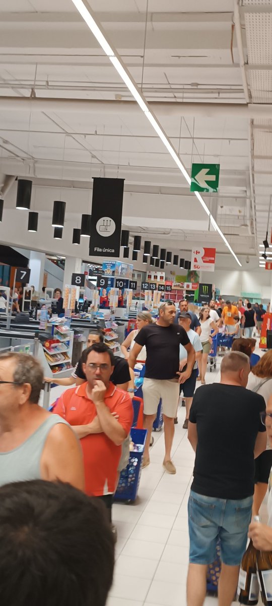 RuizCast81's tweet photo. @CarrefourES  de Barberà del Vallès. Lamentable las colas a las 19 horas del día  hoy en caja única y cajas automáticas.
Me voy sin comprar! Una vergüenza https://t.co/Ik23qeFjzH