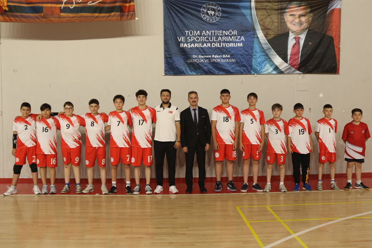 📍Nevşehir’de gerçekleştirilecek olan Anadolu Yıldızlar Ligi Erkekler Voleybol 1. Etap Müsabakaları’nda ilimizi temsil edecek sporculara ve teknik ekibe başarı dileklerinde bulunan İl Müdürümüz Sadık Ak, centilmence ve mücadele dolu karşılaşmalar temennisinde bulundu.🏐💪