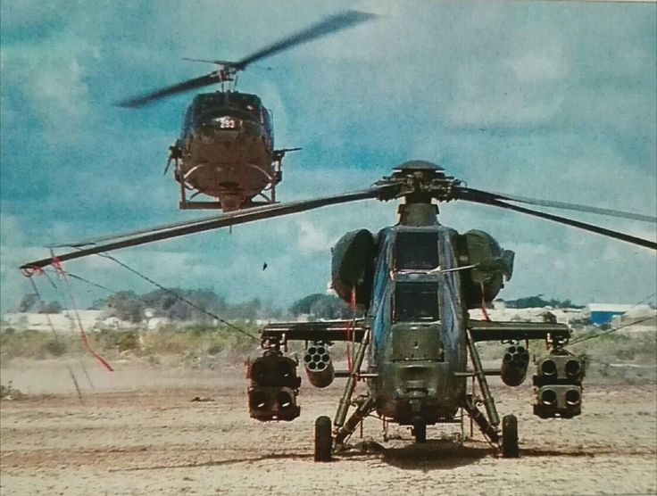 Roberto_yeager's tweet photo. Ah!Los buenos viejos tiempos...(Not) #ColdWar but... #ALBVT
De poca calidad pero maravillosa imagen de un #Agusta A-129 #Mangusta y un AB-212, durante la llamada Batalla del #Pastificio (Checkpoint Pasta), en Somalia 02-07-1993 #A129 https://t.co/pfcJLZz0sd