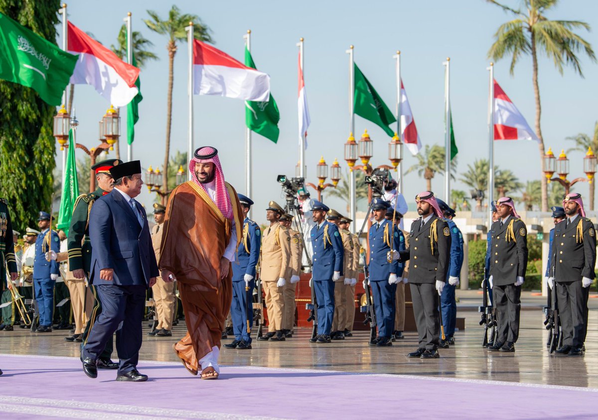 Crown Prince Mohammed bin Salman receives Indonesian President Prabowo Subianto at Al-Salam Palace in Jeddah, where an official reception ceremony was held in his honor.