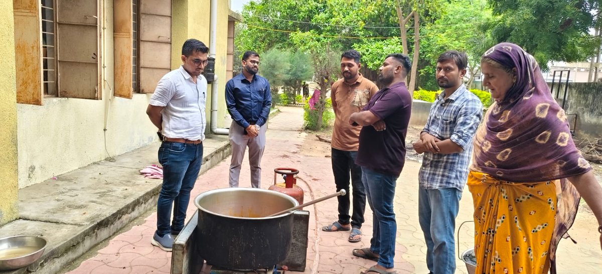 નખત્રાણા તાલુકાના વડવા કાંયા ગામની મુલાકાત લઈ ગ્રા.પં. કચેરીના રેકર્ડ ચકાસી દફતર તપાસણી કરવામાં આવેલ તેમજ પ્રા.શાળામાં અપાતા મધ્યાન ભોજન કેન્દ્રની તપાસણી કરી જરૂરી સૂચન આપેલ..<a href="/collectorkut/">Collector & DM, Kachchh</a> <a href="/revenuegujarat/">Revenue Dep. Gujarat</a> <a href="/CMOGuj/">CMO Gujarat</a>