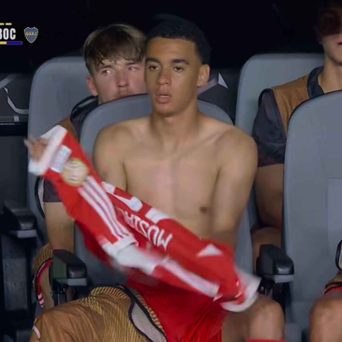 اللاعبون المهددون بالإيقاف عن نصف نهائي كأس العالم في حال حصولهم على بطاقة صفراء في المباراة القادمة امام باريس:

▪️ ليون غوريتسكا( يارب ياخذ كرت مع سجن)
▪️ جوناثان تاه
▪️ جوشوا كيميش
▪️ هاري كين
▪️ جمال موسيالا
▪️ كونراد لايمر