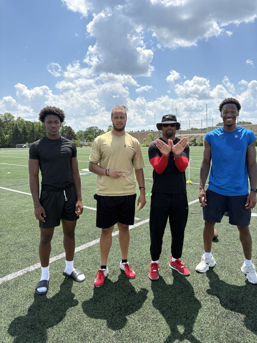 DaedaeReese's tweet image. Had a great work out this morning I worked on consistency, yea everyone can throw but can you make the same throw over and over. @ReggieWynns @SHSTitansfball @A1waysopenp