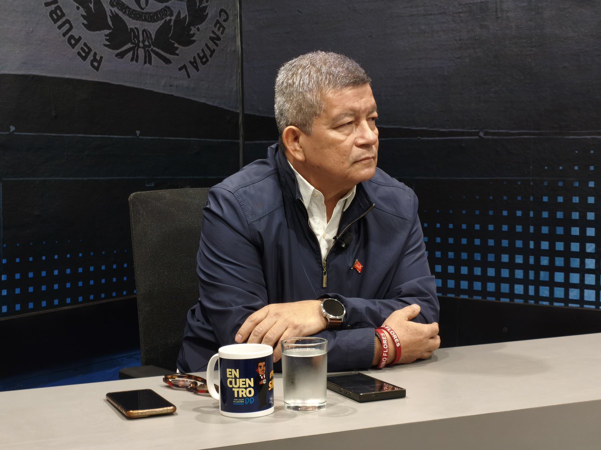 #EncuentroTV| Medardo González está en México supuestamente, no sé si pertenece al partido o se volvió a afiliar, no lo sé, dice <a href="/ChinoFloressv/">Manuel El Chino Flores</a>, Secretario general del <a href="/FMLNoficial/">FMLN Oficial</a>.