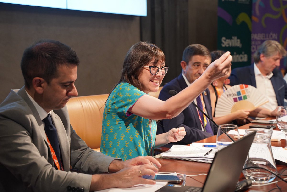 United Cities (@uclg_org) on Twitter photo 🟣 #FFD4
La Alianza para los cuidados no sería posible sin los #LRGs para inspirar, implementar y reportar sobre prácticas y políticas que se viven desde sus territorios y por lo tanto se tienen que financiar y escalar adecuadamente.
Ana Moreno <a href="/GAllianceCare/">Global Alliance for Care</a> #Listen2Cities 🟣 #FFD4
La Alianza para los cuidados no sería posible sin los #LRGs para inspirar, implementar y reportar sobre prácticas y políticas que se viven desde sus territorios y por lo tanto se tienen que financiar y escalar adecuadamente.
Ana Moreno <a href="/GAllianceCare/">Global Alliance for Care</a> #Listen2Cities