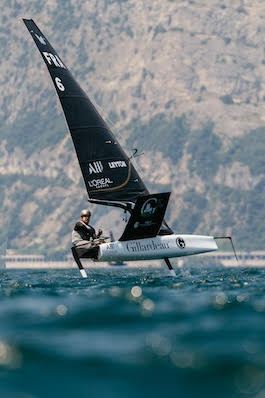 Pour la 3e année consécutive, Enzo Balanger remporte la Foiling Week en Moth en Italie, avant le Mondial qui se déroulera sur le même plan d'eau...
<a href="/enzo_balanger/">Enzo Balanger</a> <a href="/KChallengeAC/">K Challenge</a>