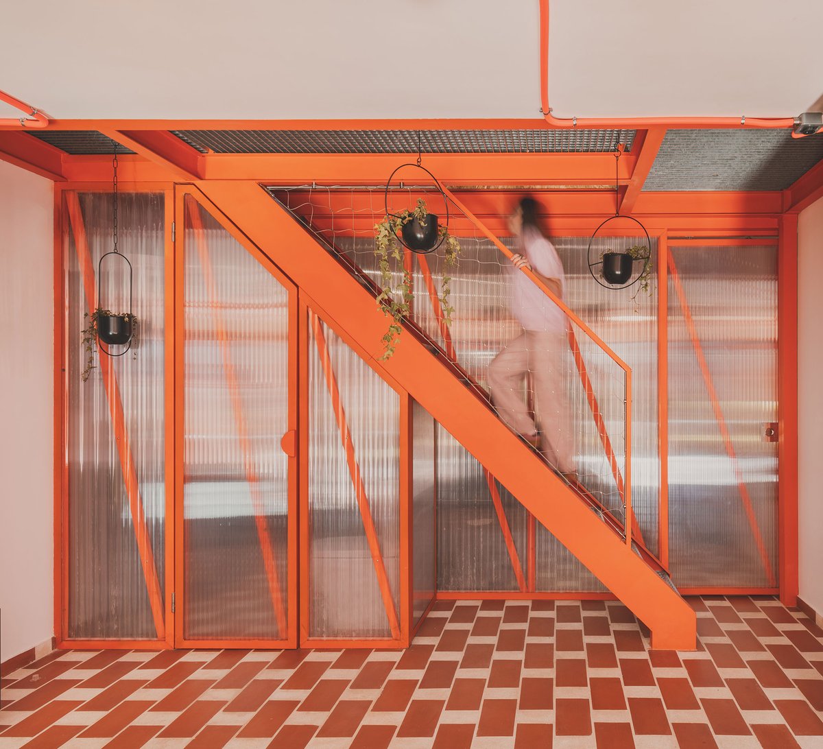 «Casa Feliz», proyectada por el estudio madrileño Conjuntos Empáticos,  es una propuesta de rehabilitación de una vivienda para adaptarla a las  necesidades actuales de una familia compuesta por dos adultas, dos  recién nacidas y una coneja. Ubicada en uno de los Poblados