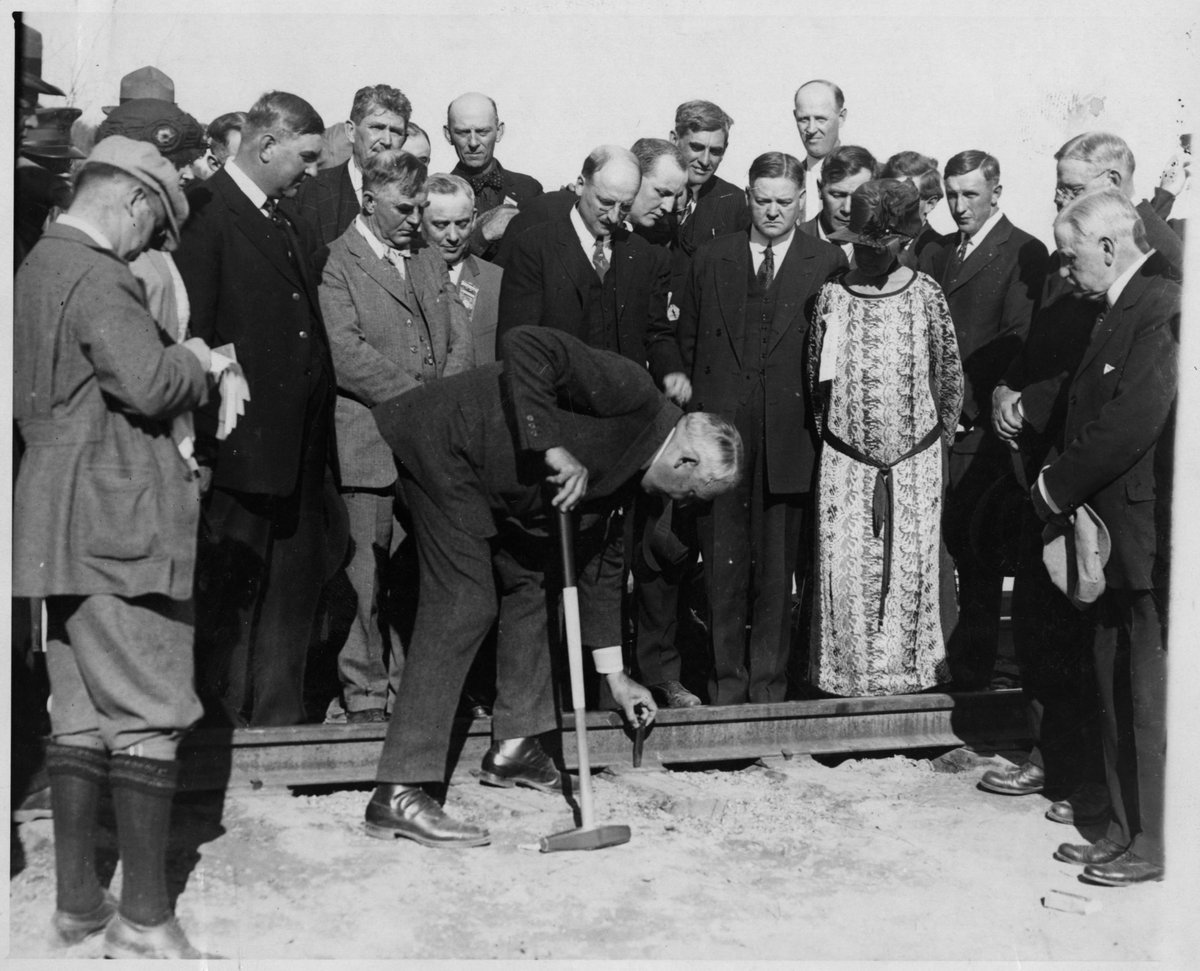 HooverPresLib's tweet image. #OnThisDay July 15, 1923, President Harding’s “Voyage of Understanding” group arrived at Fairbanks. Harding drove a ceremonial 14-karat gold spike at Nenana completing the construction of the Alaska Railroad that began in 1903. (31-1923-a34)