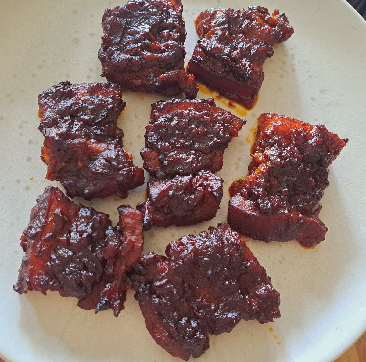 Vegetarier müssen jetzt ganz stark sein.

Reste von Schweinebauch mit selbstgemachter BBQ-Sauce bestrichen und für eine Stunde bei 160° im Ofen.

Butterweich und rauchig scharf, dank geräucherten Chipotle-Chilis. 🥰