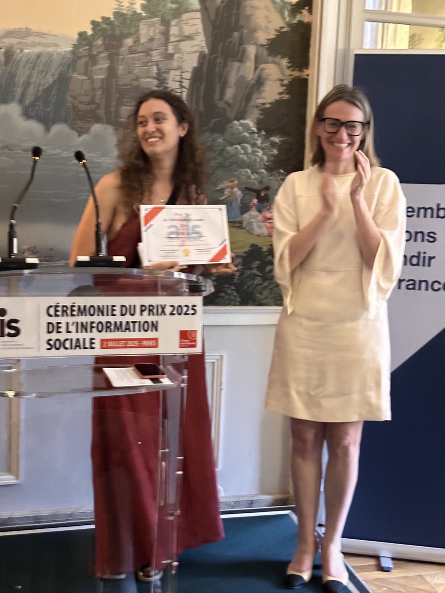 PascalGuenee's tweet image. Remise du prix AJIS @assoajis à @AlifatSolene  étudiante à @IPJdauphine en parcours journalisme économique #journalisme par la ministre du travail Astrid Panosyan-Bouvet @AstridPanosyan