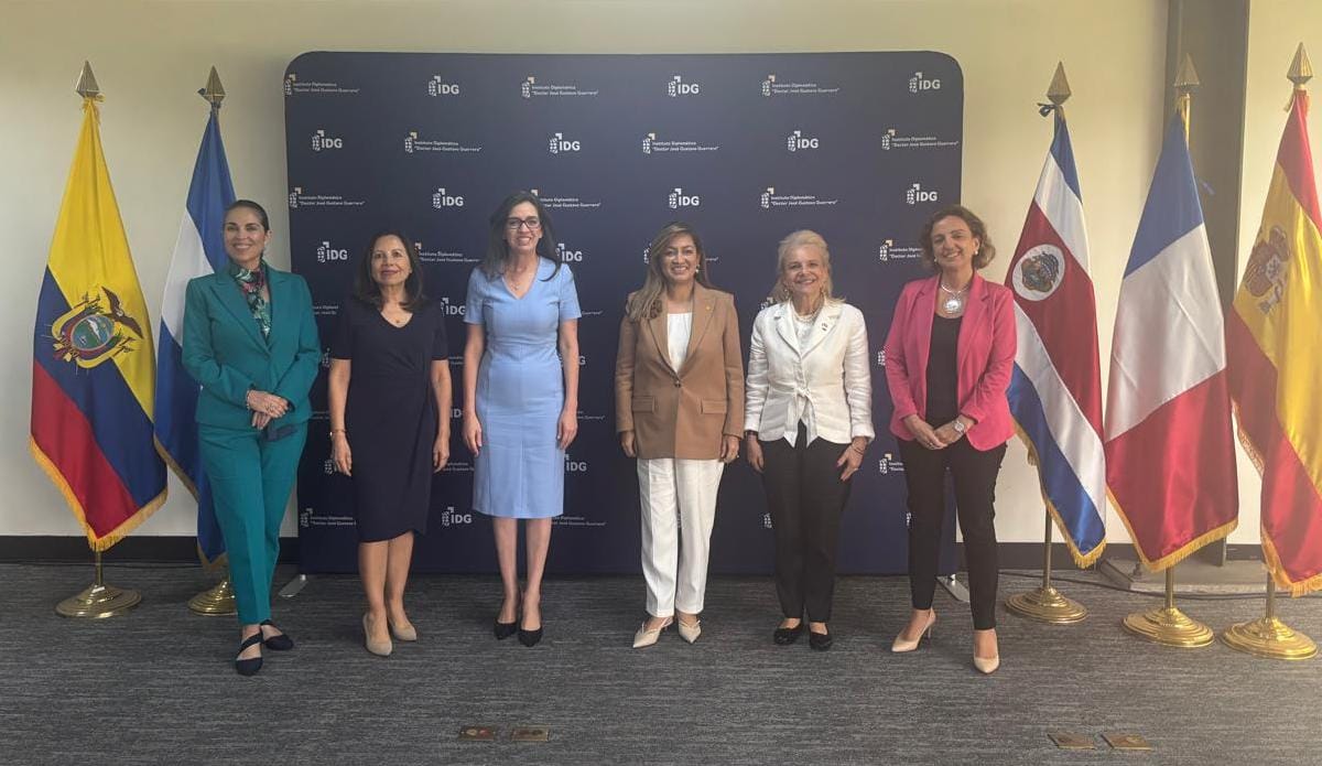 En el marco del Día Internacional de las Mujeres en la Diplomacia, la embajadora de Costa Rica en El Salvador, Lina Eugenia Ajoy, participó en el Foro “Abriendo Brechas: Voces de Embajadoras acreditadas en El Salvador”