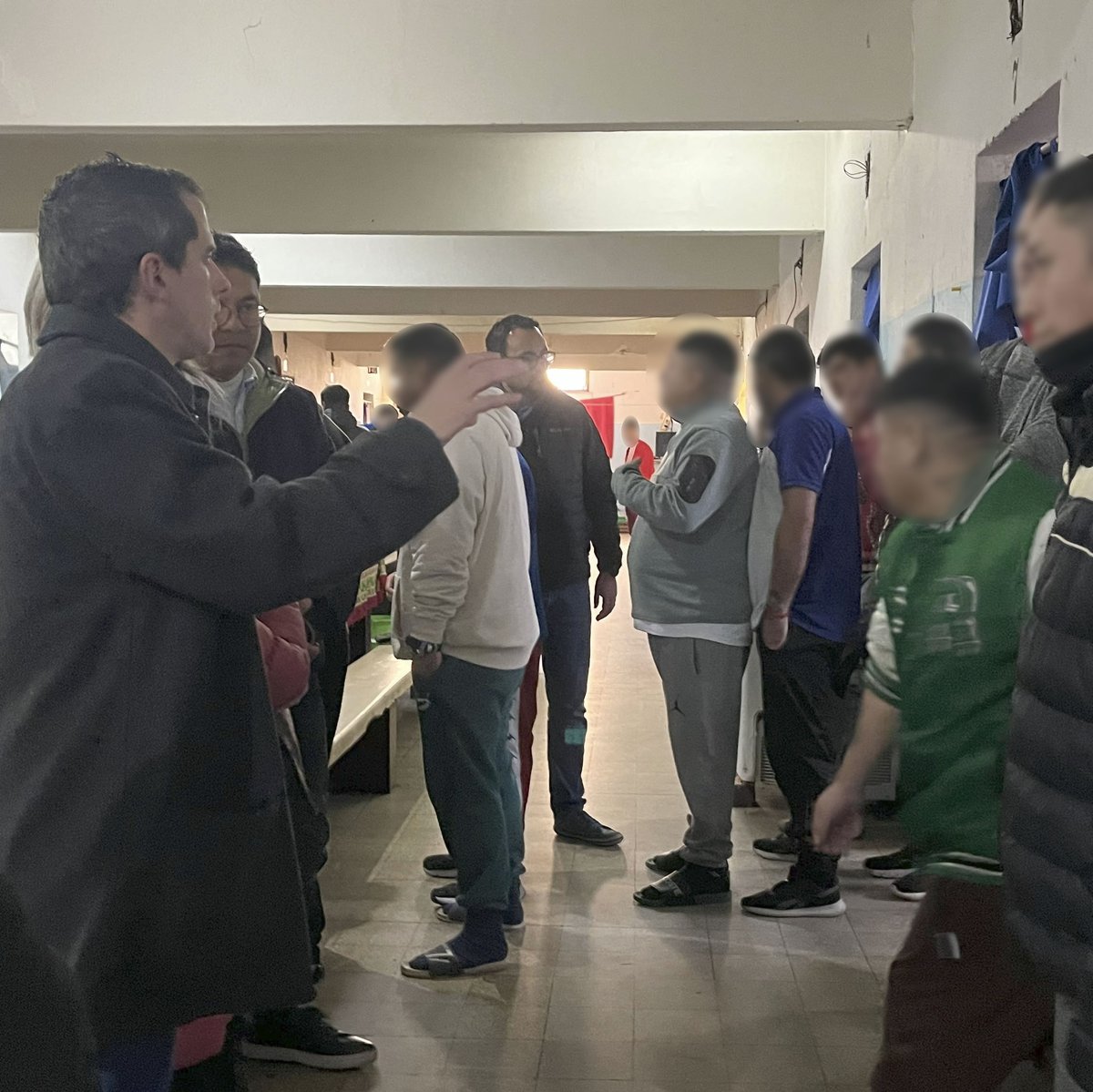PPNArg's tweet photo. 📍 Devoto | Se visitó el CPF CABA como parte del proyecto de cooperación con la @DefensoriaCol. Junto al director gral. de Protección de DDHH y la directora de Cooperación y Asuntos Internacionales de la PPN, la comitiva colombiana recorrió el CUD, el HPC y distintos pabellones. https://t.co/CMEAhh1oIX