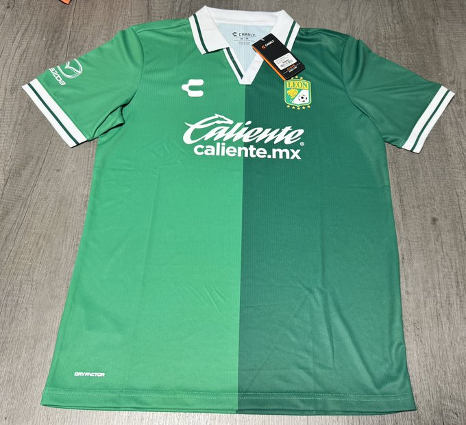 #JerseyMDC 

Así era el jersey bicolor del Club León para el Mundial de Clubes que no vio la luz...

Foto original: <a href="/LeonJerseys/">Leon Jerseys</a>