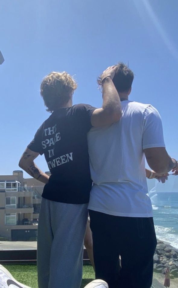 jason meu querido, sou péssimo com datas. tem uns seis meses que eu e drew comemoramos o nosso aniversário de namoro no dia errado. 

mas não esqueci!! parabéns pelo teu dia, cê é foda! te adoro demais ❤️