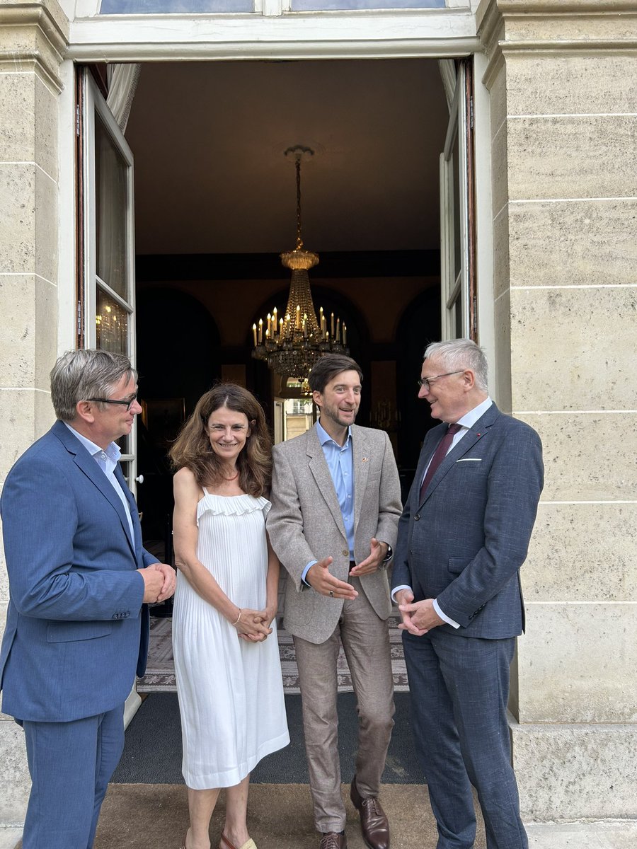 AmbDEenFR's tweet image. Ce soir, nous mettons à l’honneur les citoyennes et les citoyens qui s’engagent au quotidien pour l'amitié 🇫🇷🤝🇩🇪. Grâce au Fonds citoyen franco-allemand, plus de 3 500 projets ont vu le jour depuis 2020. Bravo et merci à tous ceux et à toutes celles qui les ont portés!