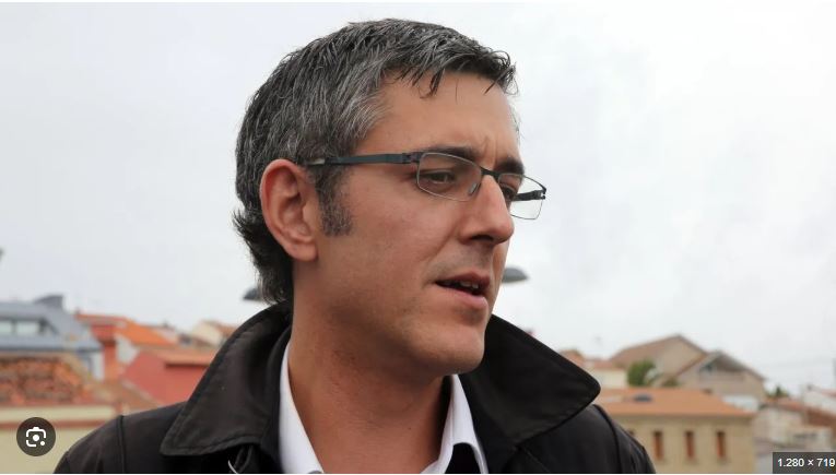 Rafael_Narbona's tweet photo. ABRIRSE AL MUNDO, NO CERRAR FRONTERAS

Hoy he conocido a @EduMadina y me ha causado muy buena impresión. Creo que debería volver a la política. Podría impulsar la renovación del PSOE. La izquierda necesita líderes templados y con amplitud de miras. A pesar de sufrir el zarpazo del terrorismo, Madina abogó por una salida dialogada a la violencia de ETA y destacó la importancia de guiarse por la razón y no por emociones a la hora de afrontar los problemas. 

Me gusta especialmente una de sus reflexiones: "España debe abrirse al mundo, no cerrar sus fronteras”. Si la izquierda no es capaz de regenerarse y elaborar un discurso suficientemente sugestivo, la ultraderecha se hará con el gobierno y retrocederemos varias décadas en derechos sociales y libertades civiles.