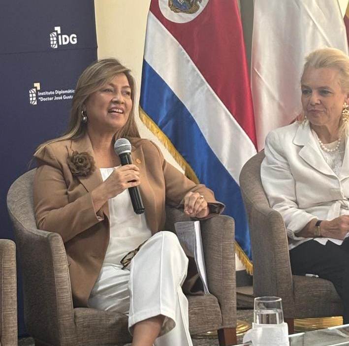 Compartió la experiencia costarricense en liderazgo femenino, destacando que Costa Rica ocupa el 4º lugar mundial en el Índice de Mujeres en Diplomacia 2024, y es el primer país de América Latina en este ranking.