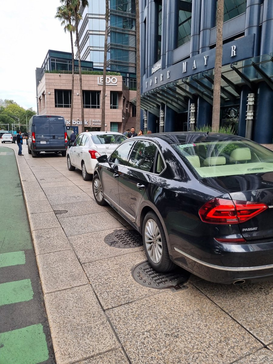 peatonesprimero's tweet photo. Cuál es el robo de banqueta más descarado, tolerado y cínico de la ciudad de México, para poner coches encima... los puestos son otro tema. Empiezo yo, Torre Mayor, Reforma. https://t.co/VettyCoj9c