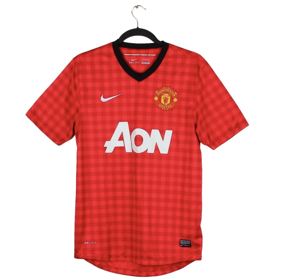 Footballogue's tweet photo. Ce maillot de Manchester United 2012/13 vous fait penser à quel joueur ? ❤️🤔 https://t.co/8kcyXetYdy