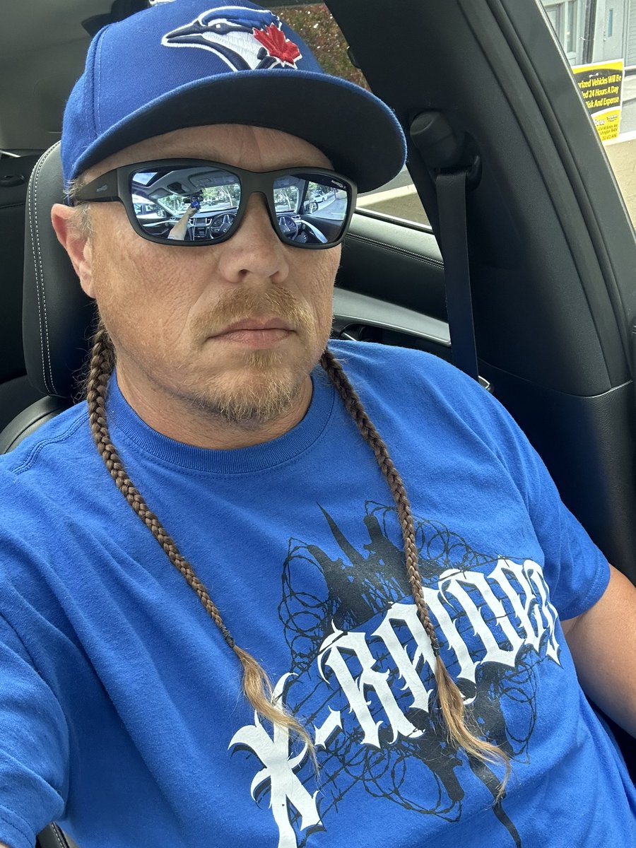 DJKingJam's tweet image. #KOTD #FOTD #OOTD 
- @Jumpman23 Royal Reimagined 1’s 
- @OfficialXRaided &amp;amp; @StrangeMusicInc T-Shirt 
- @BlueJays fitted 
- black @INFINITIUSA QX50 💪🏼
- @Arnette sunglasses
- black sweats 🤣🤣🤣
