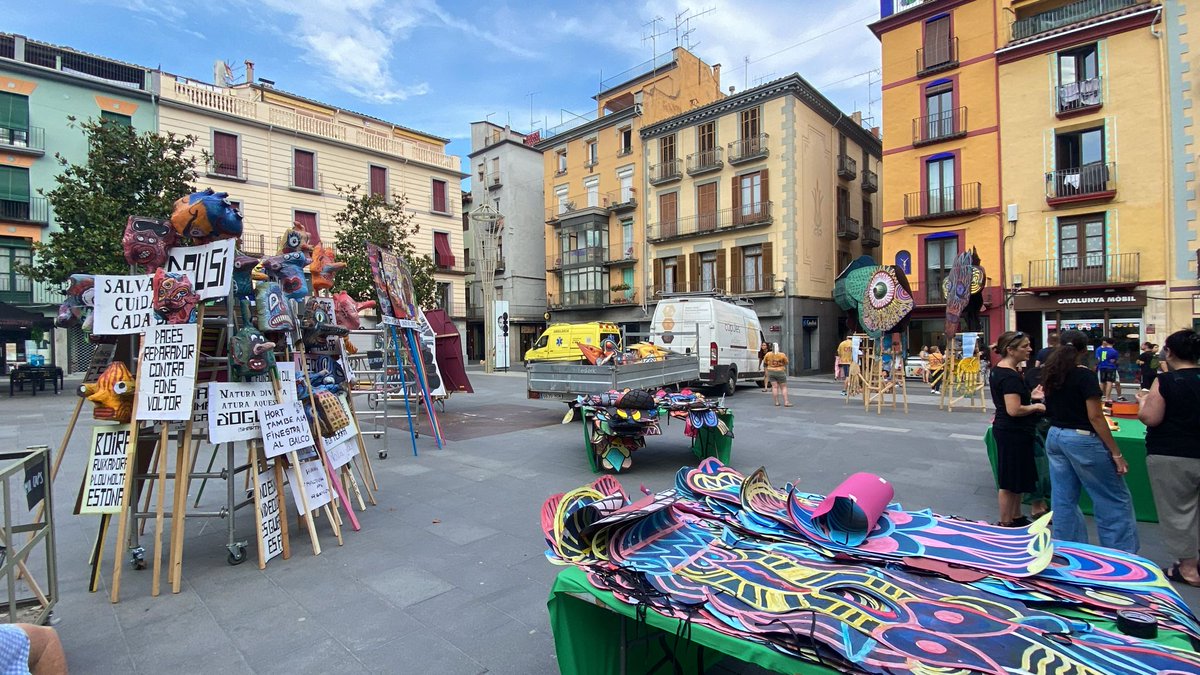 Olot Cultura (@olotcultura) on Twitter photo Tot a punt per la Rua, acció, manifestació 'Natura centrum est'! 🥁🌿
Pancartes llestes i la plaça que es va engalanant.
<a href="/Olotuit/">Ajuntament d'Olot</a> <a href="/jquintanaolot/">Josep Quintana Caralt</a> <a href="/SismografOlot/">Sismògraf Olot</a> Tot a punt per la Rua, acció, manifestació 'Natura centrum est'! 🥁🌿
Pancartes llestes i la plaça que es va engalanant.
<a href="/Olotuit/">Ajuntament d'Olot</a> <a href="/jquintanaolot/">Josep Quintana Caralt</a> <a href="/SismografOlot/">Sismògraf Olot</a>
