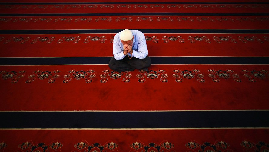raway_alqasid's tweet photo. "وإذا بُليت فثِق بالله وارضَ بهِ 
 إن الذي يكشف البلوى هو الله
 والله مالك غيرُ الله من أحدٍ 
 فحسبُك الله في كلٍ لك الله" https://t.co/uxtLRnVa5L