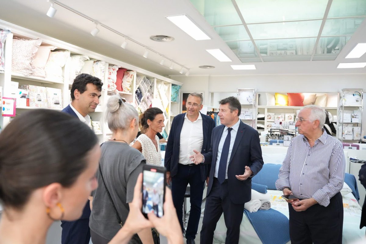 cestrosi's tweet photo. S’il y a encore, à Nice, un esprit de village, c’est grâce aux commerçants.
Ils animent nos rues, ils les surveillent. C’est pour cette raison que la @VilledeNice est pleinement engagée à leurs côtés, pour qu’ils puissent exercer dans les meilleures conditions. L’extension de la gratuité de stationnement de 30 minutes à 1 heure en est un exemple concret : une mesure qui permet aux Niçois comme aux visiteurs de profiter pleinement de leur temps de shopping.