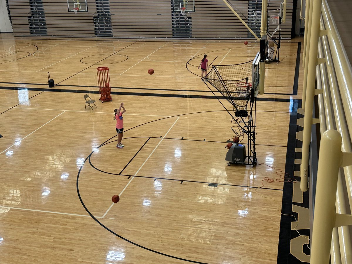 🎂 BIRTHDAY BUCKETS 🏀

These two spent the day getting up shots in honor of their birthdays:

Tinley 1500 shots for her 15th
Riley 1600 shots for her 16th

Great work ladies!