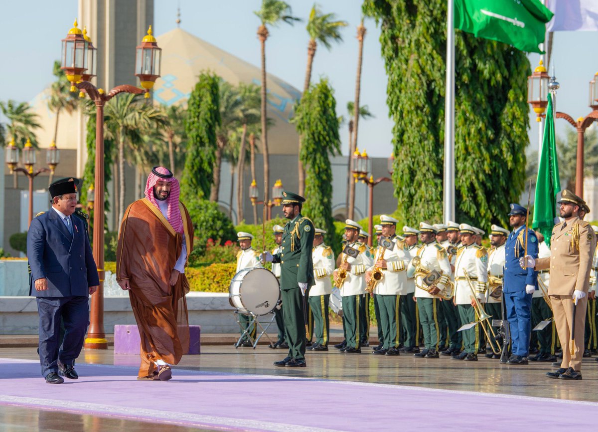 News_Ejazah's tweet photo. سمو #ولي_العهد يستقبل في قصر السلام بجدة، رئيس جمهورية إندونيسيا، ويقيم مراسم استقبال رسمية لفخامته.
#رئيس_اندونيسيا_في_المملكة https://t.co/PvdFayhgIe