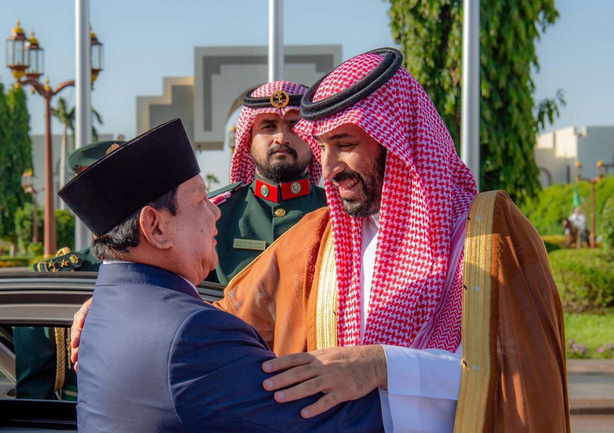News_Ejazah's tweet photo. سمو #ولي_العهد يستقبل في قصر السلام بجدة، رئيس جمهورية إندونيسيا، ويقيم مراسم استقبال رسمية لفخامته.
#رئيس_اندونيسيا_في_المملكة https://t.co/PvdFayhgIe