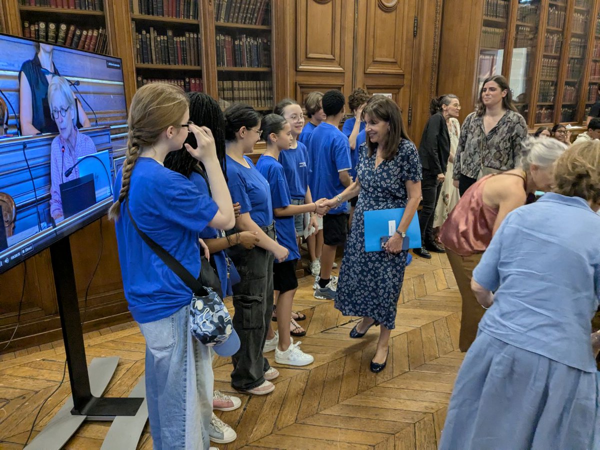 FMeunier1's tweet image. Rencontre avec la Maire de Paris, Anne Hidalgo, pour une délégation de Condortiens de 5e2. L'objet = leur proposition d'un 'Pass Jeune' 12-15 ans, adoptée in fine à l'unanimité par le Conseil de Paris.