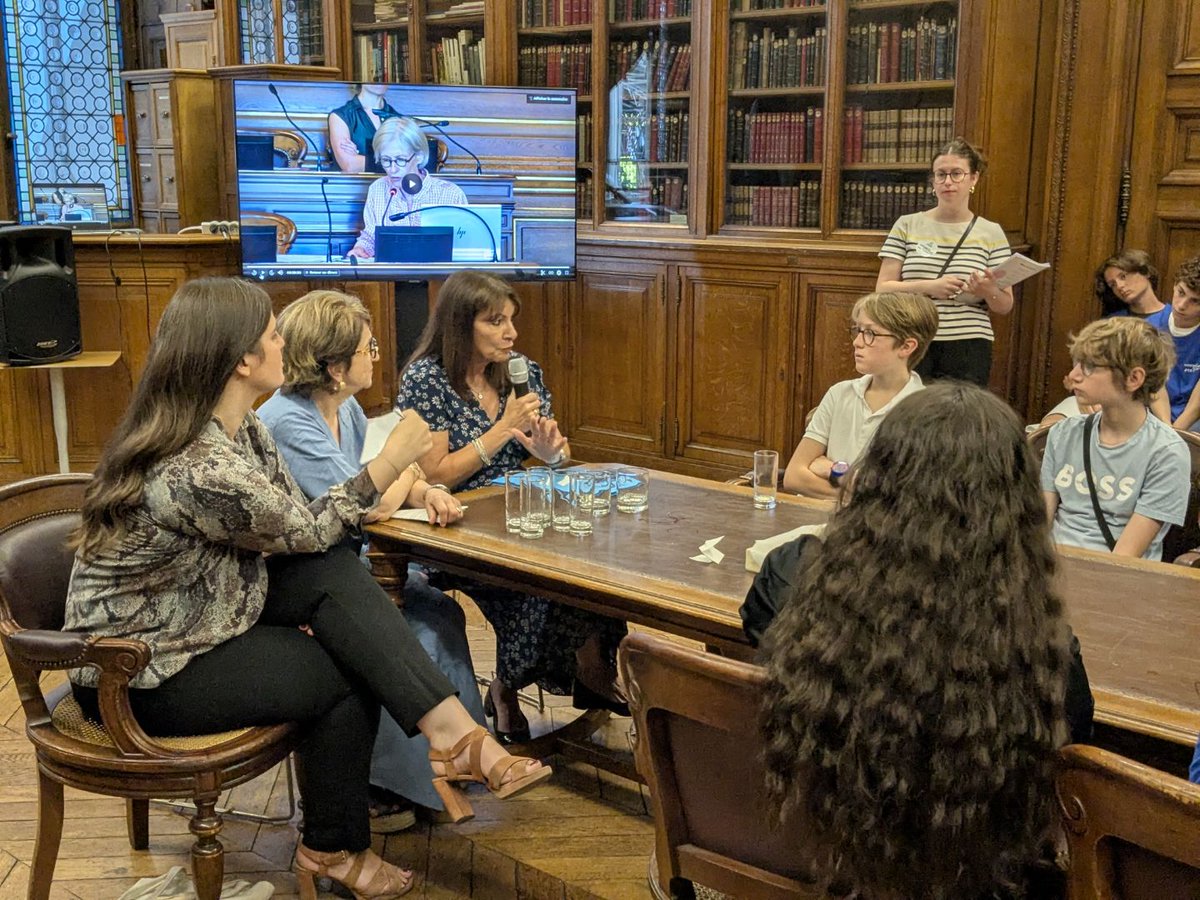FMeunier1's tweet image. Rencontre avec la Maire de Paris, Anne Hidalgo, pour une délégation de Condortiens de 5e2. L'objet = leur proposition d'un 'Pass Jeune' 12-15 ans, adoptée in fine à l'unanimité par le Conseil de Paris.