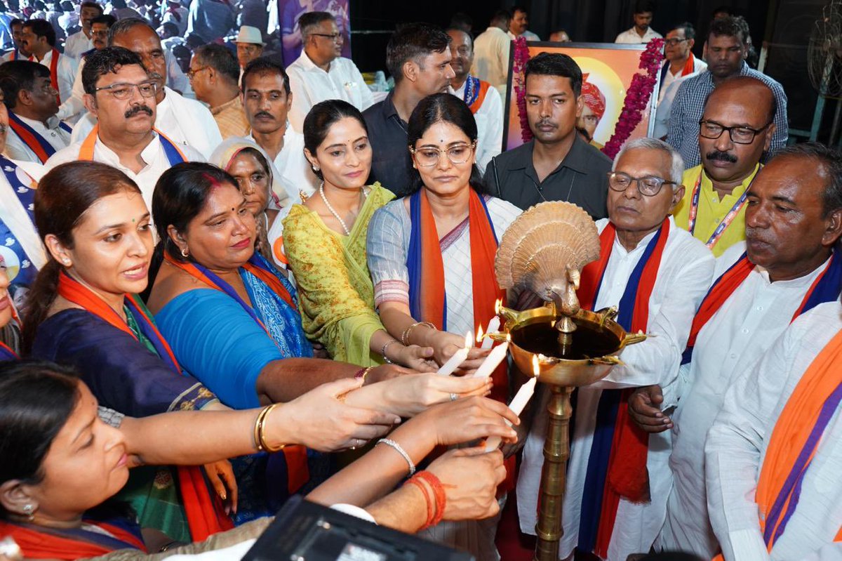 AnupriyaSPatel's tweet photo. आज रवीन्द्रालय सभागार, लखनऊ में सामाजिक न्याय के अग्रदूत,अपना दल संस्थापक यश:कायी डॉ. सोनेलाल पटेल जी की 76वीं जन्मजयंती के अवसर पर पूरे प्रदेश से पधारे पार्टी कार्यकर्ताओं, पदाधिकारियों एवं वैचारिक साथियों को संबोधित किया।
@ApnaDalOfficial https://t.co/fvZdWaA4vE