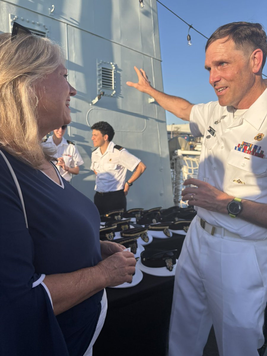 globalpope's tweet image. Incredible night on board @RoyalCanNavy ship in #NorthVancouver
Canadian Fleet Commander spoke
about importance of military right now (and how the sailors love docking in NV!) and M got to meet the @Consulmexvanc. #CanadaDay2025