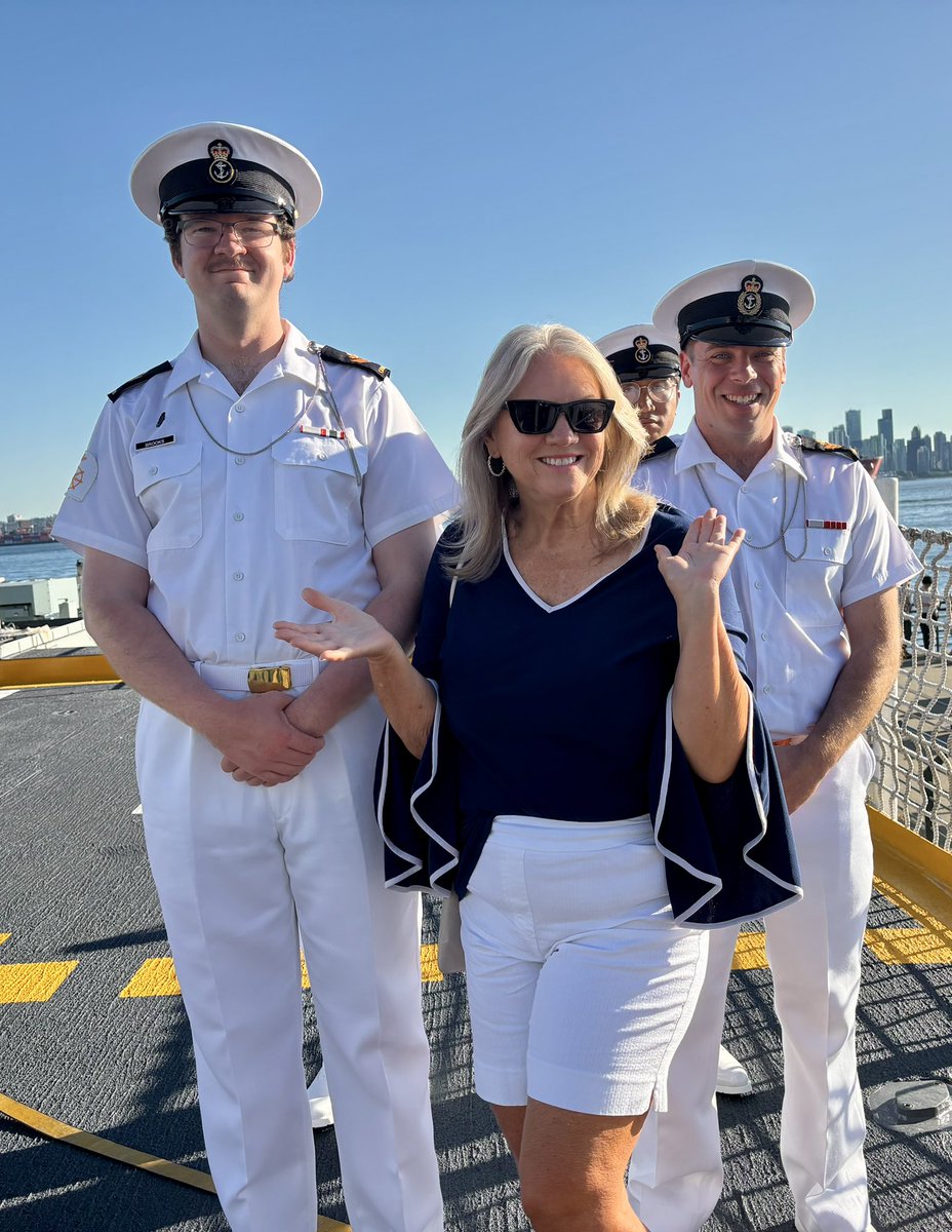 globalpope's tweet image. Incredible night on board @RoyalCanNavy ship in #NorthVancouver
Canadian Fleet Commander spoke
about importance of military right now (and how the sailors love docking in NV!) and M got to meet the @Consulmexvanc. #CanadaDay2025