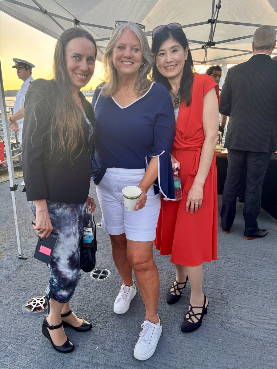 globalpope's tweet image. Incredible night on board @RoyalCanNavy ship in #NorthVancouver
Canadian Fleet Commander spoke
about importance of military right now (and how the sailors love docking in NV!) and M got to meet the @Consulmexvanc. #CanadaDay2025