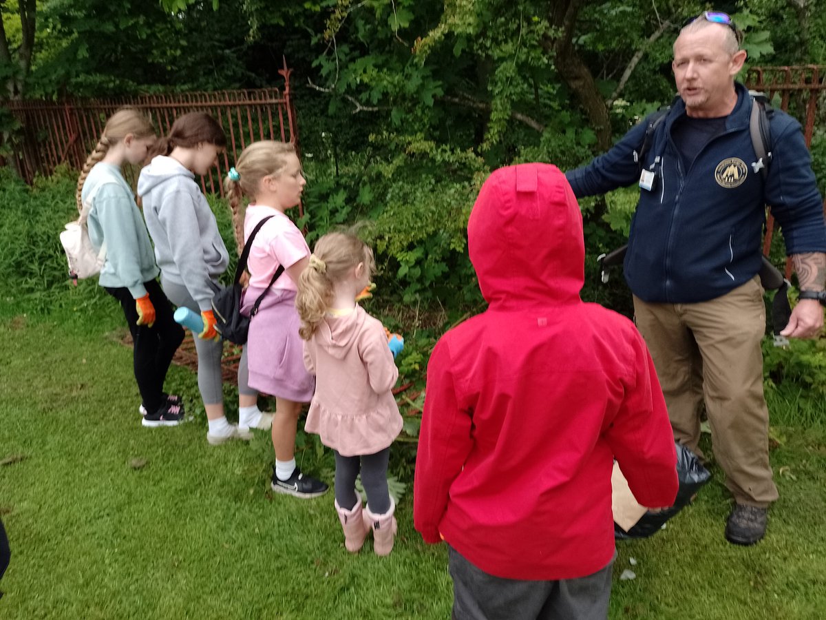 FamilyFirst_ERC's tweet photo. Lovely morning with families, exploring Cowan Park under the expert guidance of #DamstoDarnley Countryside Ranger. 
🌿
Get out &amp; about this Summer exploring the parks &amp; walks around East Renfrewshire
🌺
https://t.co/PqWDZReBJF
🍃 https://t.co/UUw4wdzBZp
🌼 https://t.co/QDmBSLU1Lh https://t.co/Yjh1nzJi2p