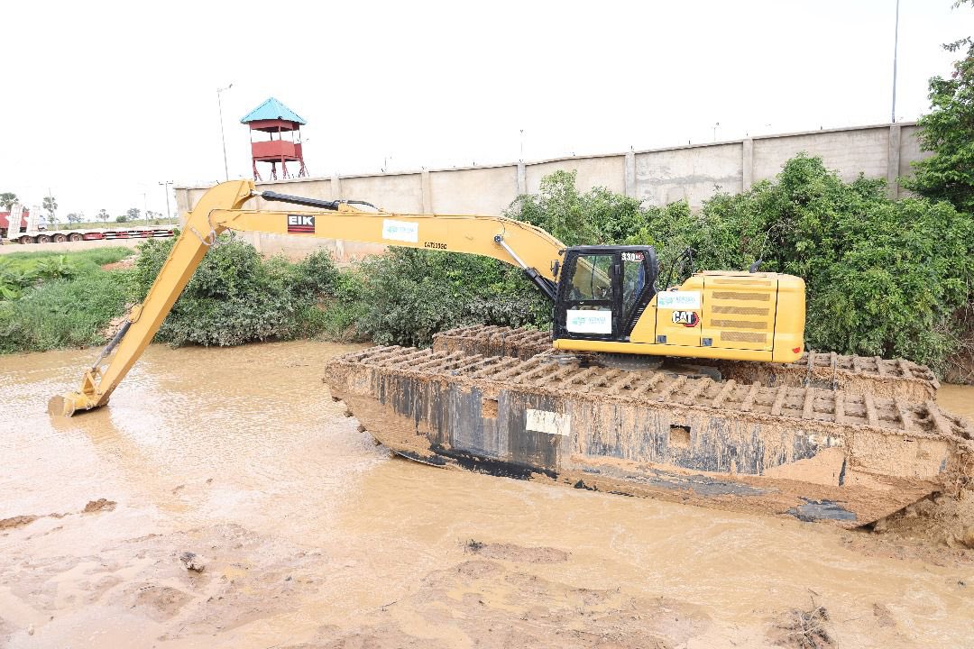 Better_Kaduna's tweet photo. #TaxForService: KDSG under Gov @ubasanius intensifies dredging of waterways across flood prone areas identified by the Nigerian Meteorological Agency (NiMET), to prevent flooding in this rainy season.

In Kaduna, It Pays to Pay Your Taxes!💡 https://t.co/M8IJu3tHSM