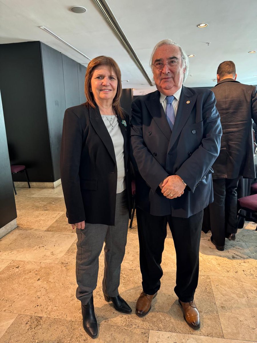 UPEACE's tweet photo. ¡Gran impacto de la #UPAZ en Argentina! 🇦🇷 En el V Encuentro #TriánguloSur (1-2 julio), el Dr. @FRojasAravena destacó la urgencia de fortalecer las democracias ante el crimen organizado. Orgullosos de ser aliados con @MinSeguridad_Ar, @OEA_DDOT y @BipStrategos en esta plataforma clave. 🌎

#TriánguloSur #Diplomacia #BuenosAires #Argentina #Paz #Seguridad