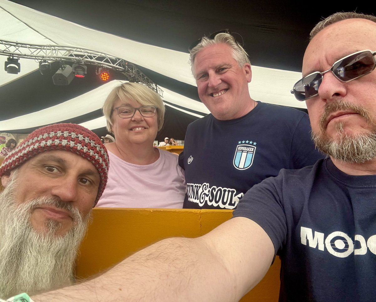 Great to grab a selfie with Robbie and Tracey, down at the Isle of Wight Festival from North Wales … Robbie looking swish in his Hipshaker FC tee 😁
As ever, if you want one … pay Sound is Colour a visit … if you’ve got one, send us a pic!
#iow2025 
soundiscolour.com/collections/hi…